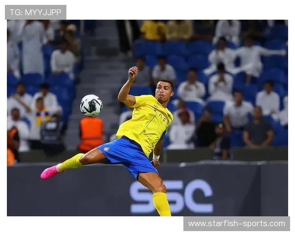 足球明星亲密互动引发热议 球场内外暧昧关系成话题焦点